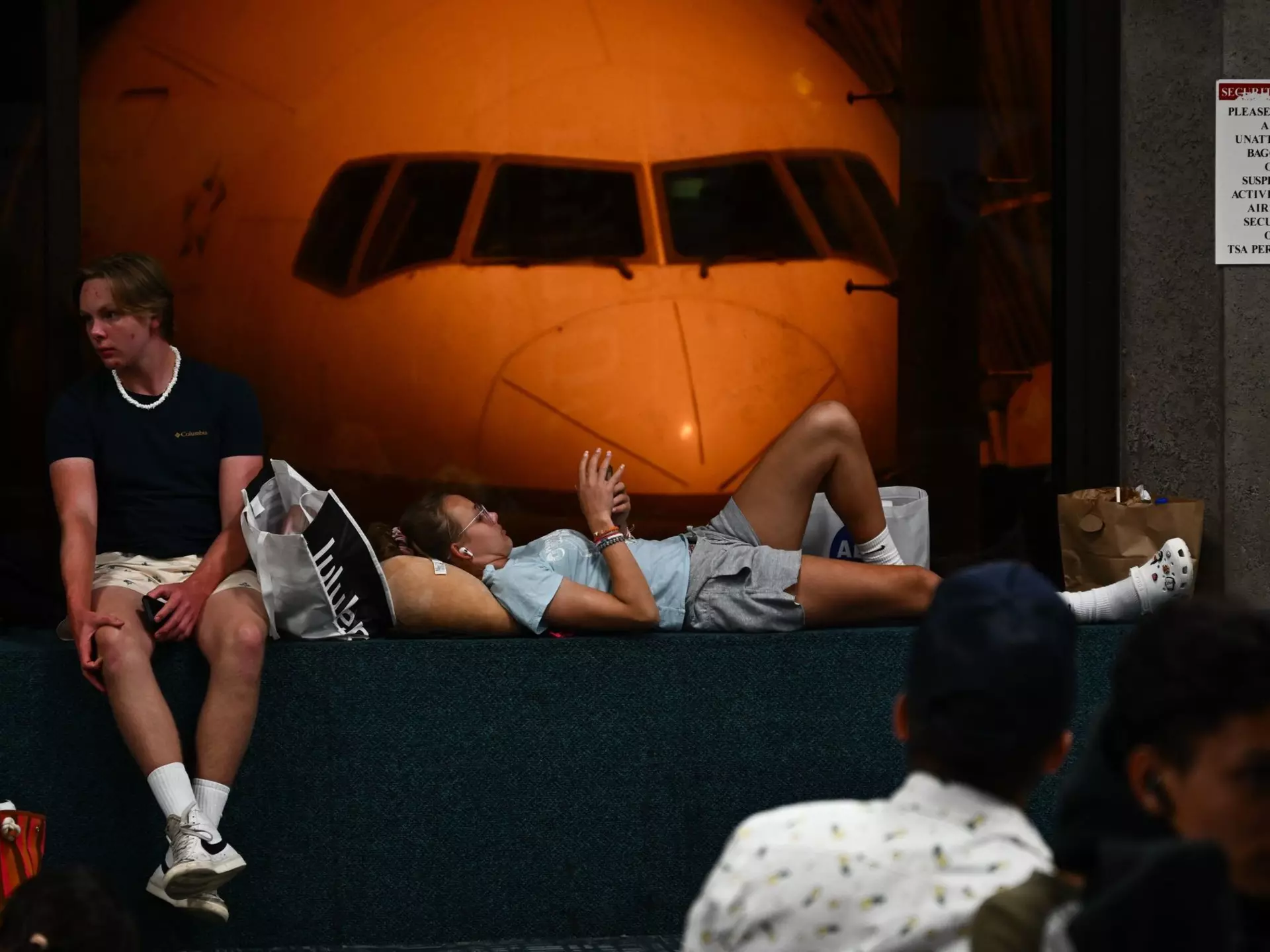 Passengers at Kahului Airport (OGG) in the aftermath of wildfires in western Maui. © Patrick T. Fallon / AFP via Getty Images