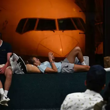 Passengers at Kahului Airport (OGG) in the aftermath of wildfires in western Maui. © Patrick T. Fallon / AFP via Getty Images