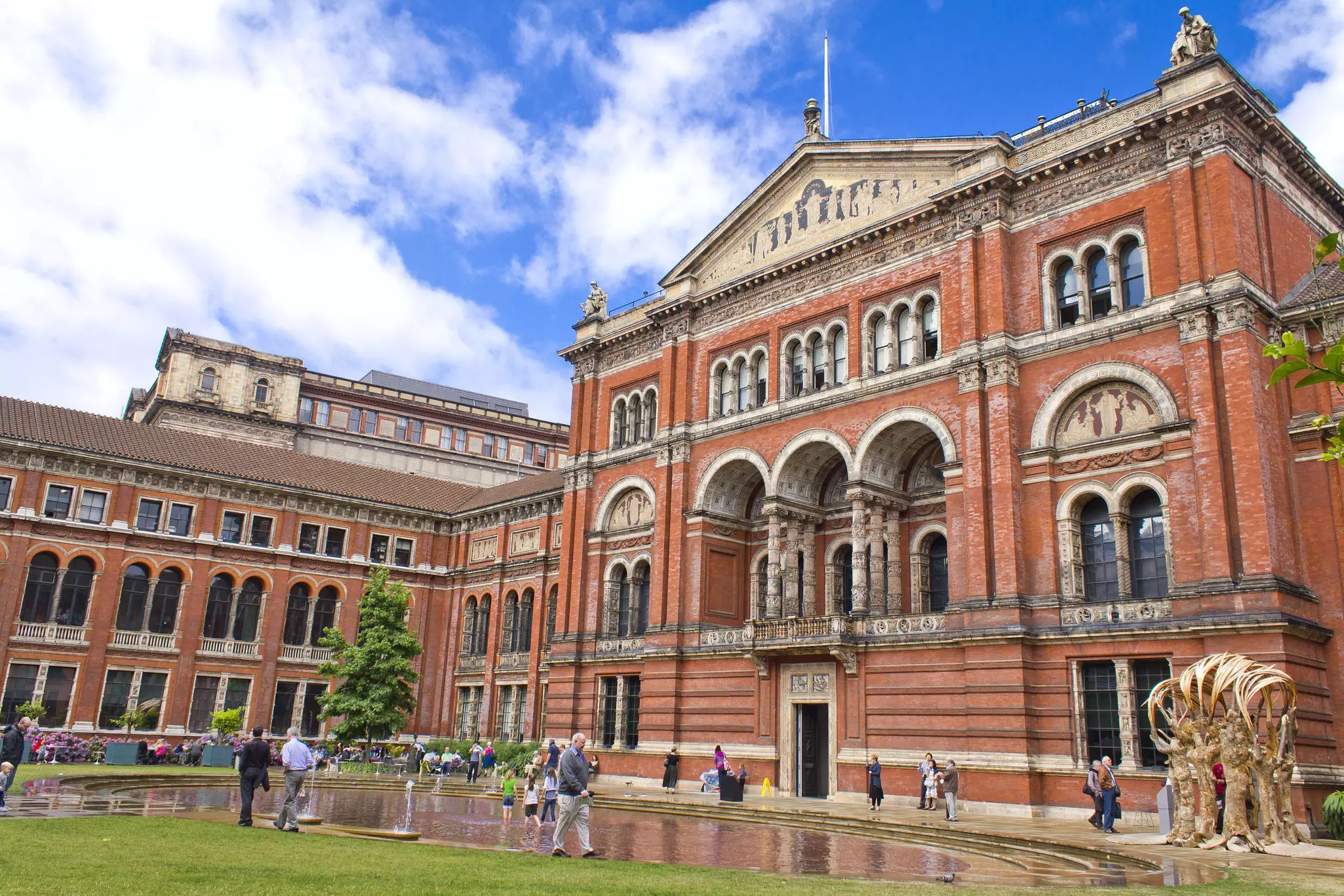 A shot of the façade of the V&A Museum