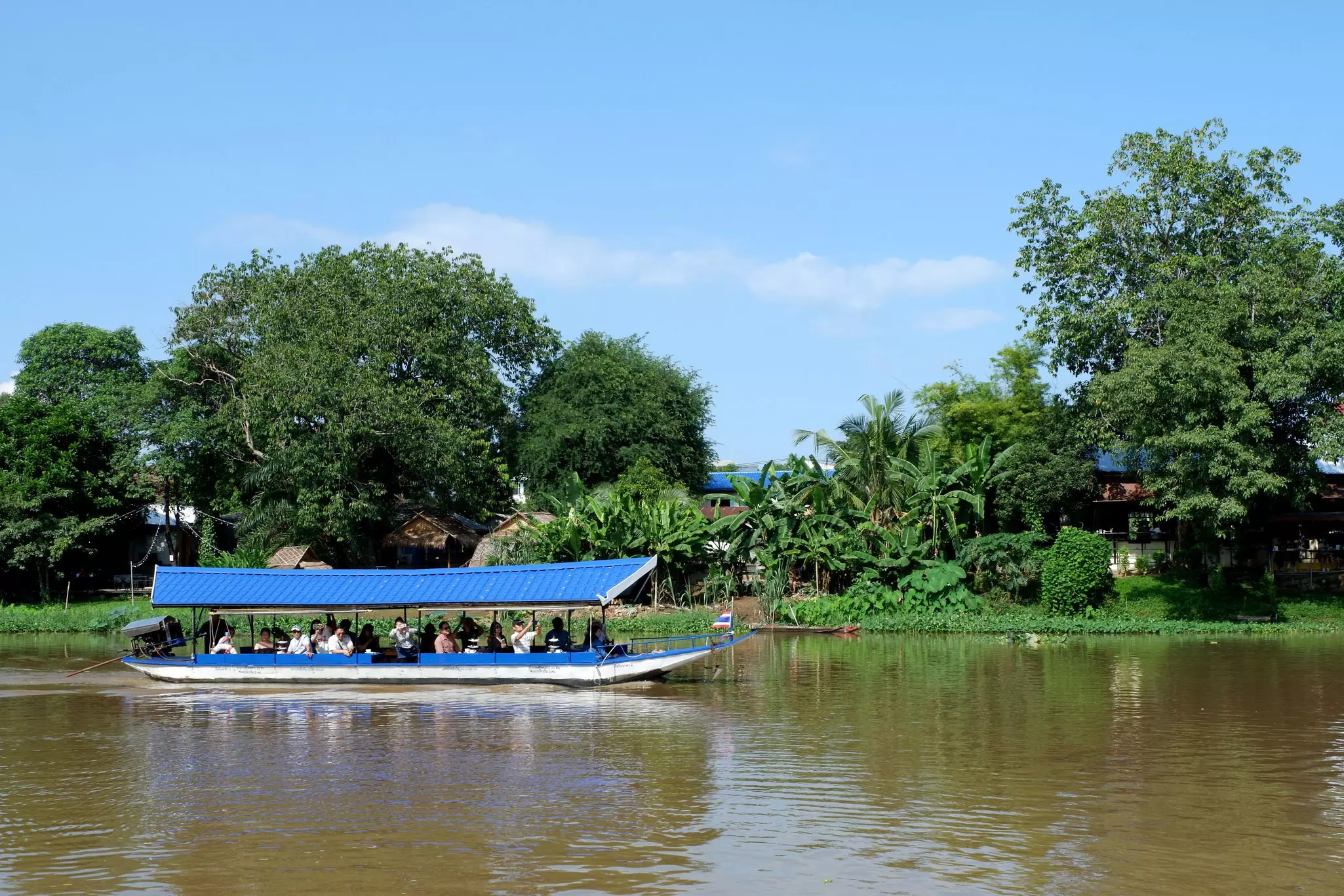 Cruise tourists to see the natural atmosphere, way of life of the villagers along the Ping River. In Chiang Mai, Thailand