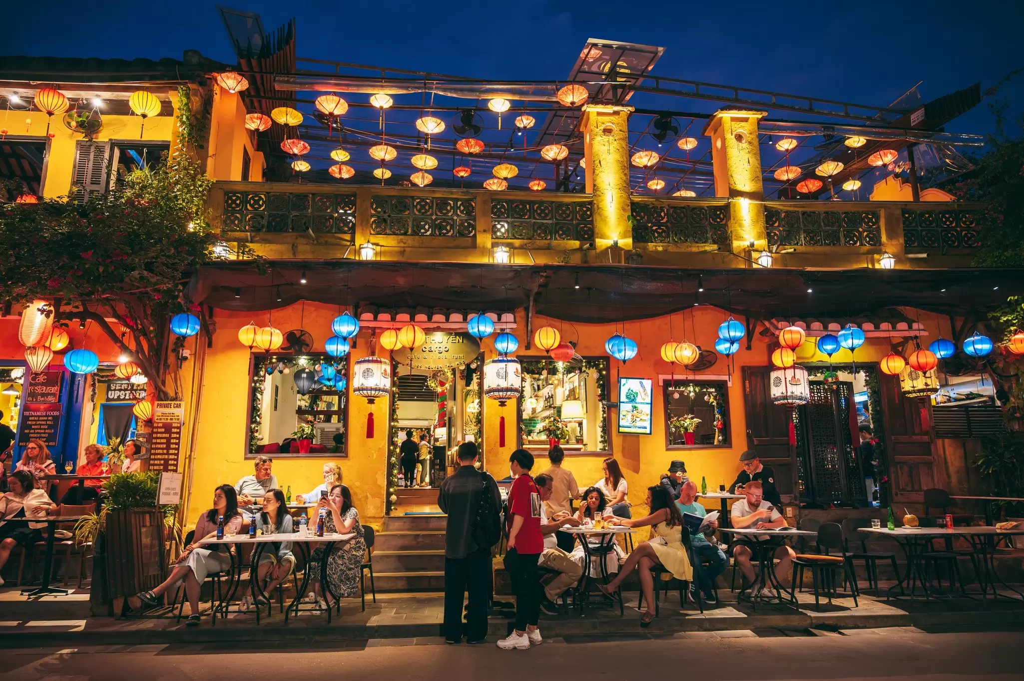 A summer evening in Hoi An. Asia Evtyshok / Shutterstock