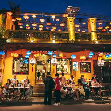 A summer evening in Hoi An. Asia Evtyshok / Shutterstock