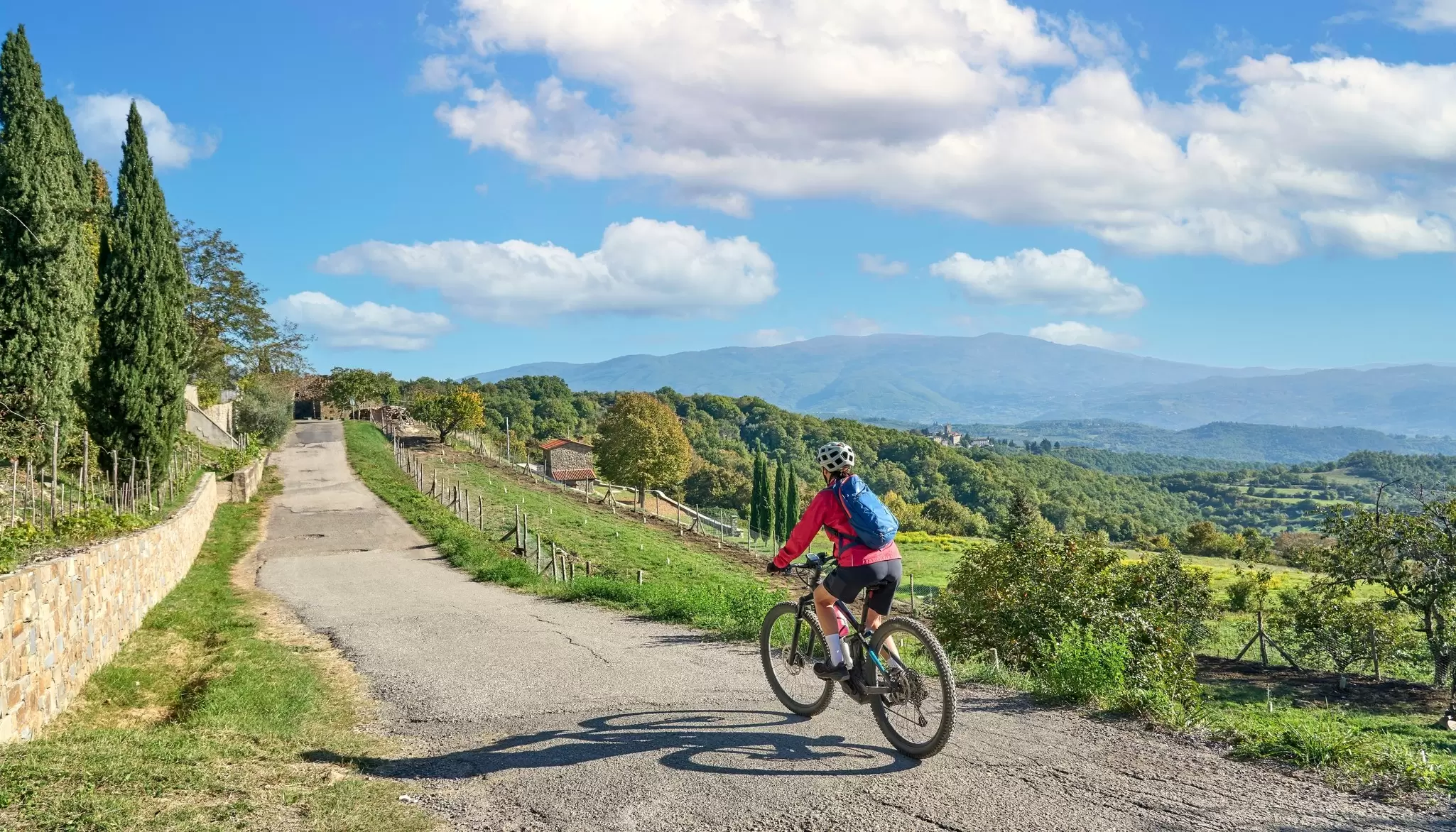 Tuscany is ideal for cyclists. Umomos / Shutterstock
