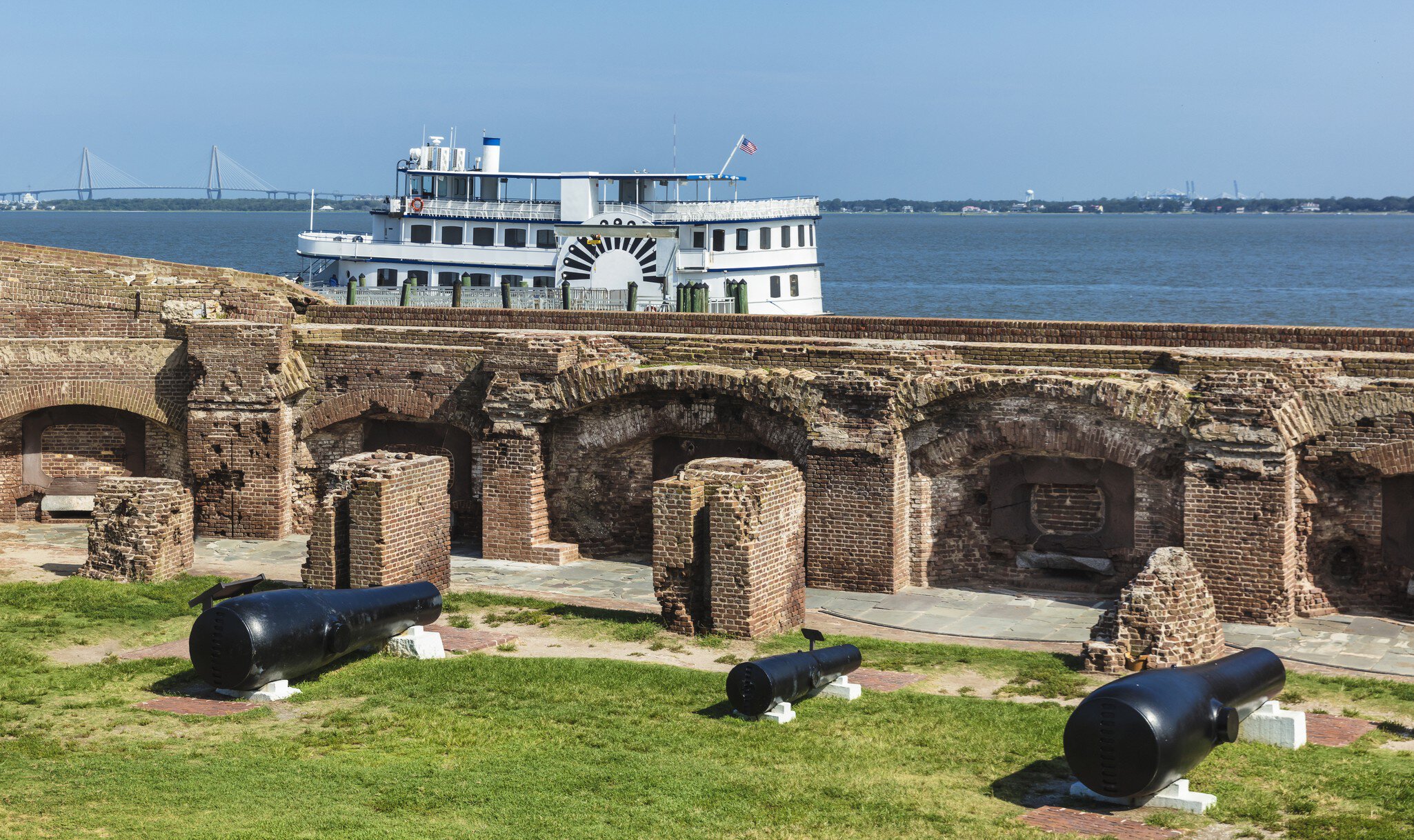 Two 15 inch 50,000-pound Rodman canons (on the sides), the largest guns used in the Civil War are on display at the Fort Sumter site in Charleston, South Carolina, USA