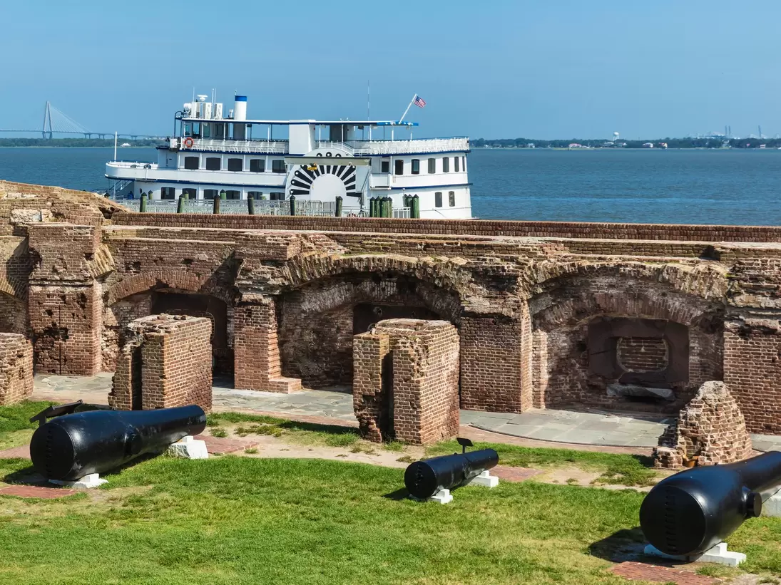 Two 15 inch 50,000-pound Rodman canons (on the sides), the largest guns used in the Civil War are on display at the Fort Sumter site in Charleston, South Carolina, USA