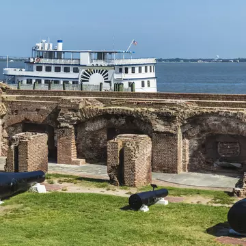 Two 15 inch 50,000-pound Rodman canons (on the sides), the largest guns used in the Civil War are on display at the Fort Sumter site in Charleston, South Carolina, USA