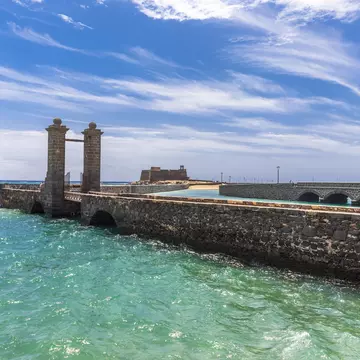 Spain, Lanzarote, Arrecife, Puente de las Bolas in front of Castillo San Gabriel