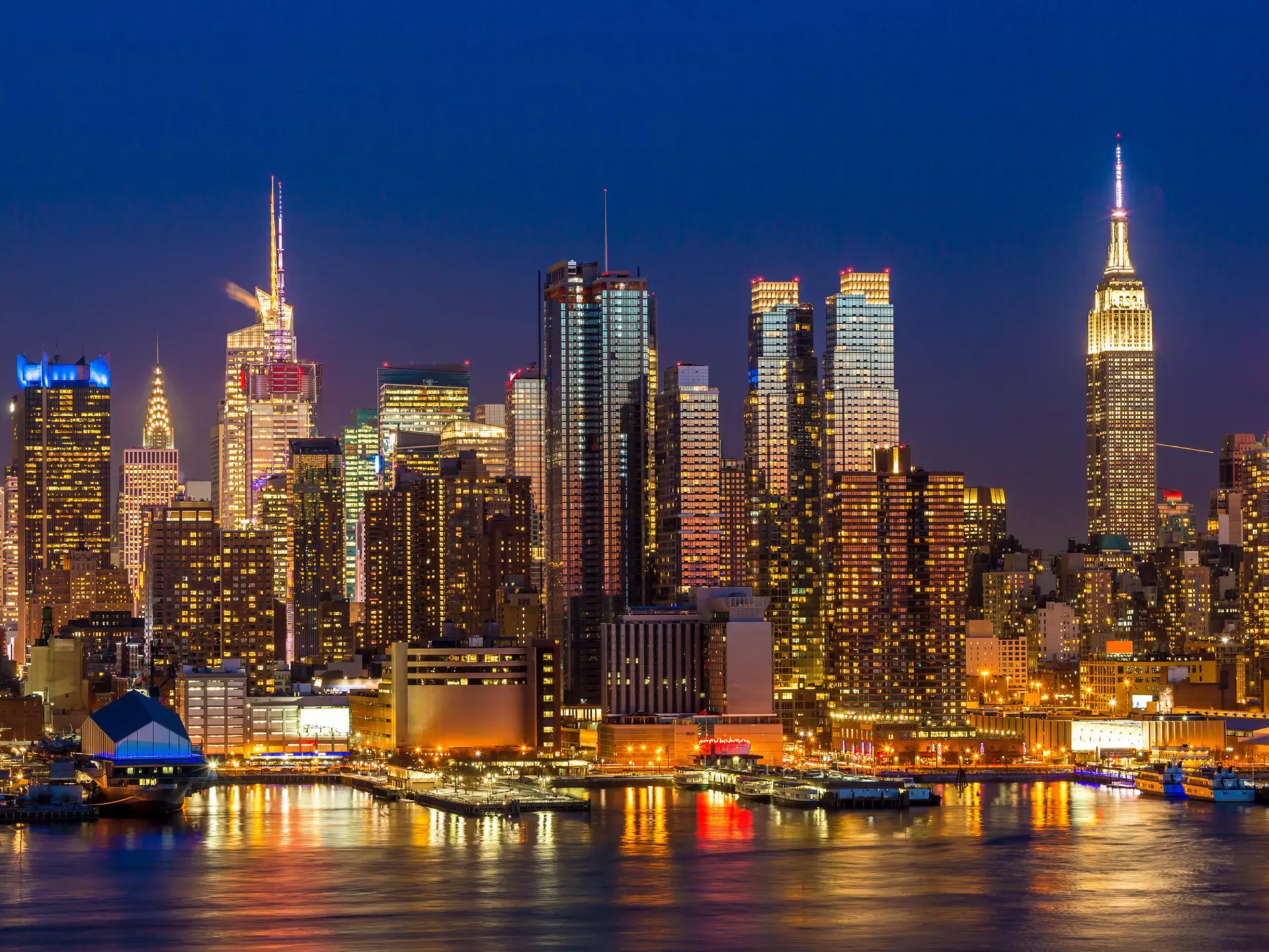 Midtown Manhattan skyline at night.
259501811
river, urban, night, skyline, light, evening, dusk, manhattan, city, sunset, neon, buildings, illumination, midtown, empire, hudson, state, new, york, jersey