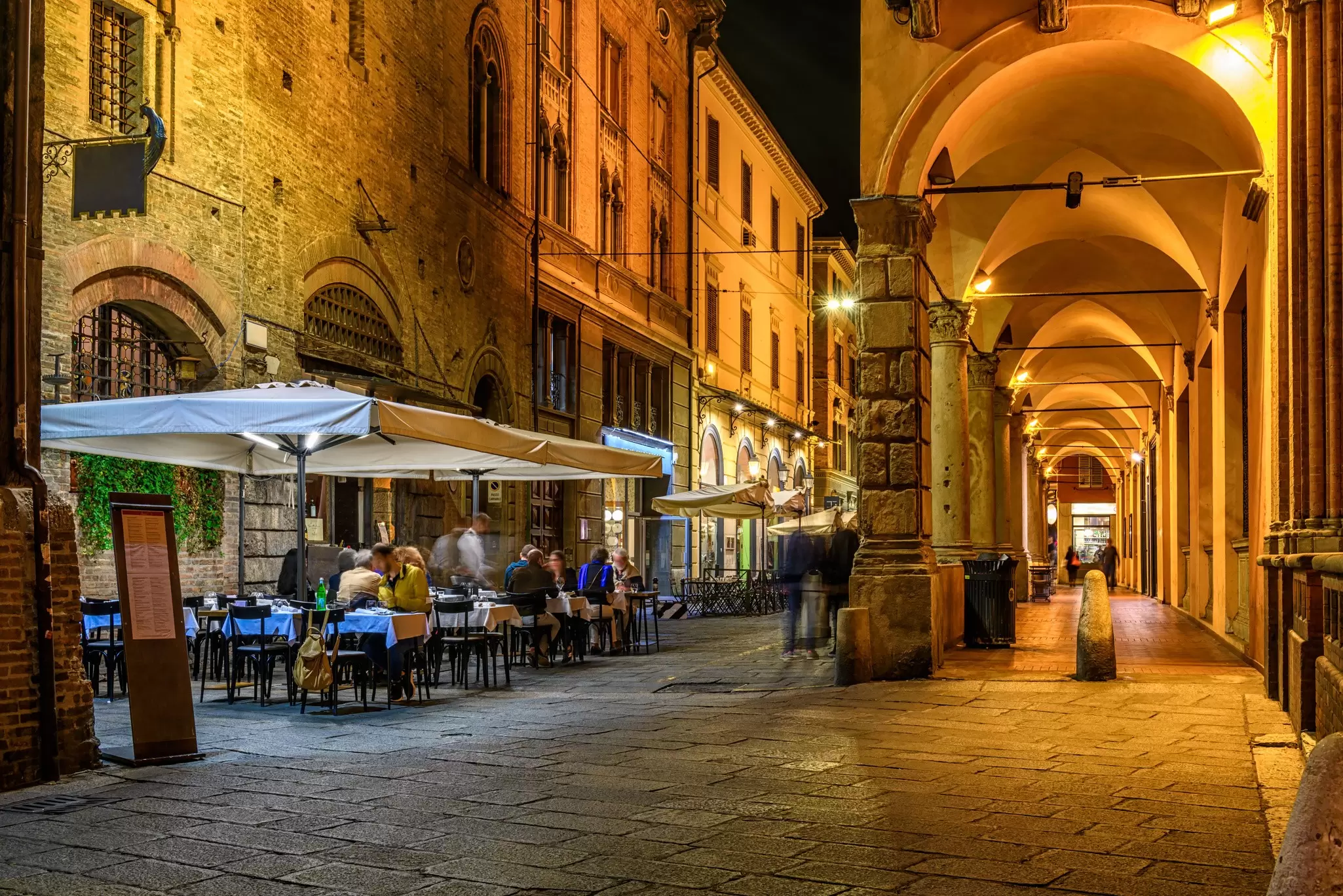 Arches and outdoor dining