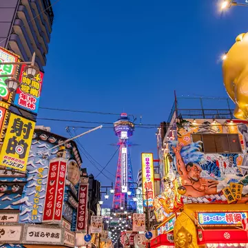 Tsūten-kaku, Osaka. Pinglabel/Shutterstock