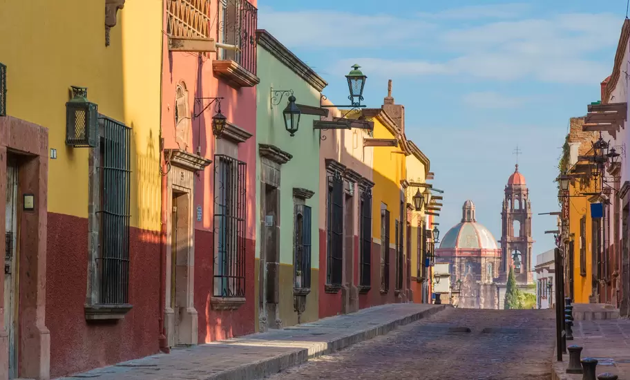 Colorful street scene, Guanajuato, Mexico