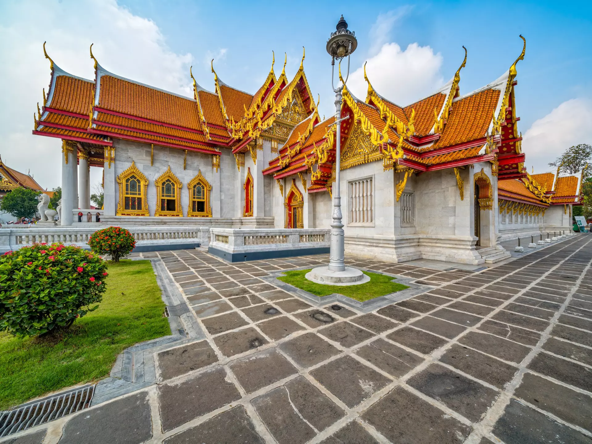 A picture of Bangkok's palace illuminated at night