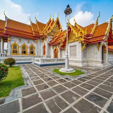 A picture of Bangkok's palace illuminated at night