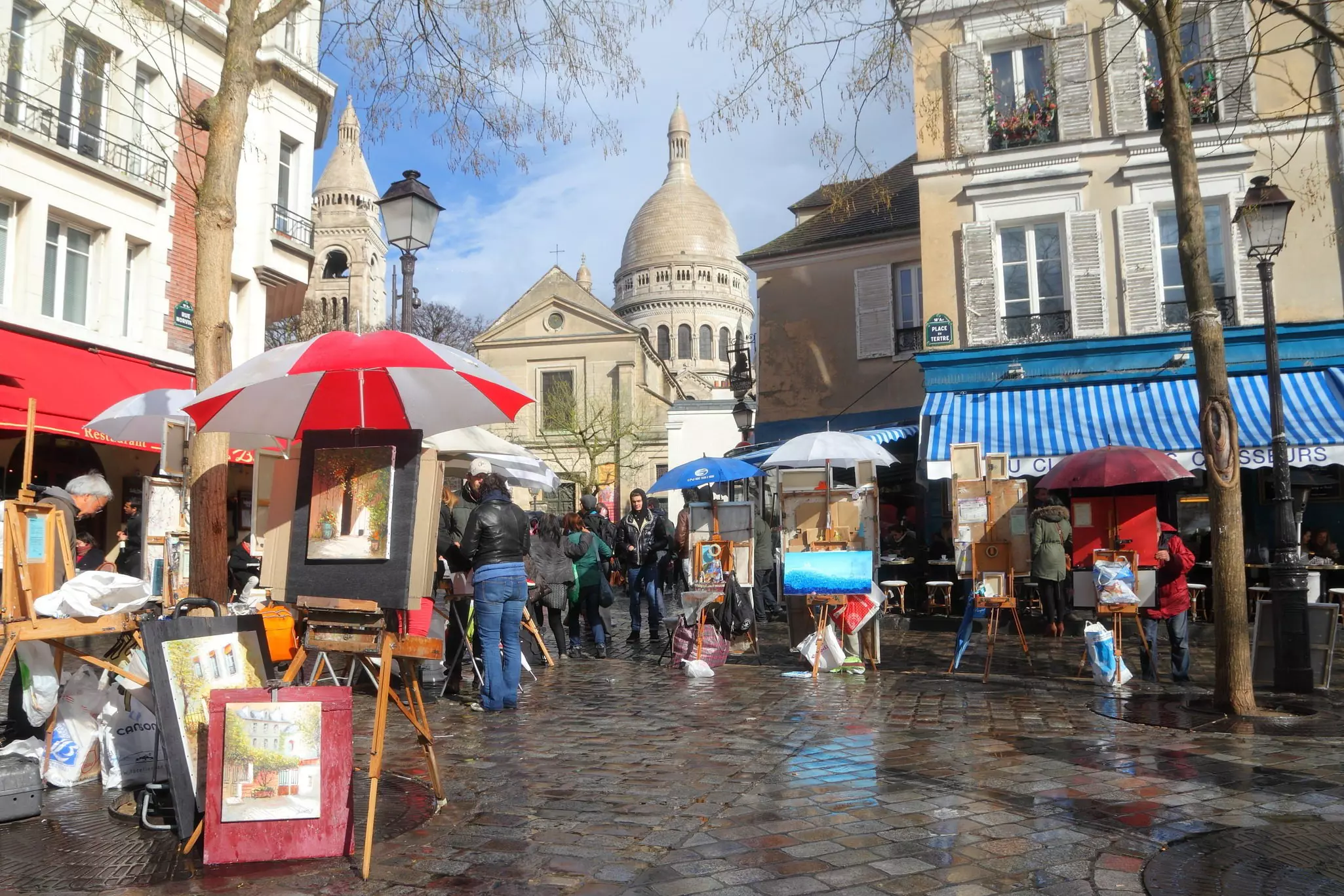 Edwina set up home in the atmospheric place du Tertre in Montmartre, Paris © Sergii Rudiuk / Shutterstock