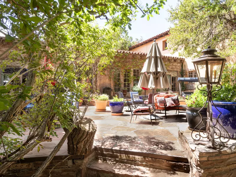 La Posada's garden patio, an open space with chairs, plants and other ornaments.