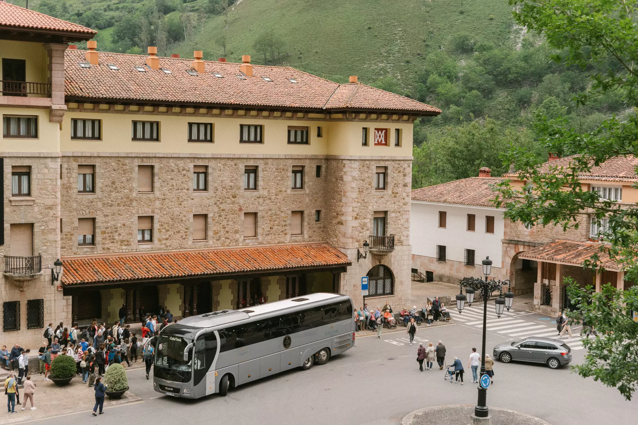 The Costa Verde Express tour bus picking up travelers in Spain.