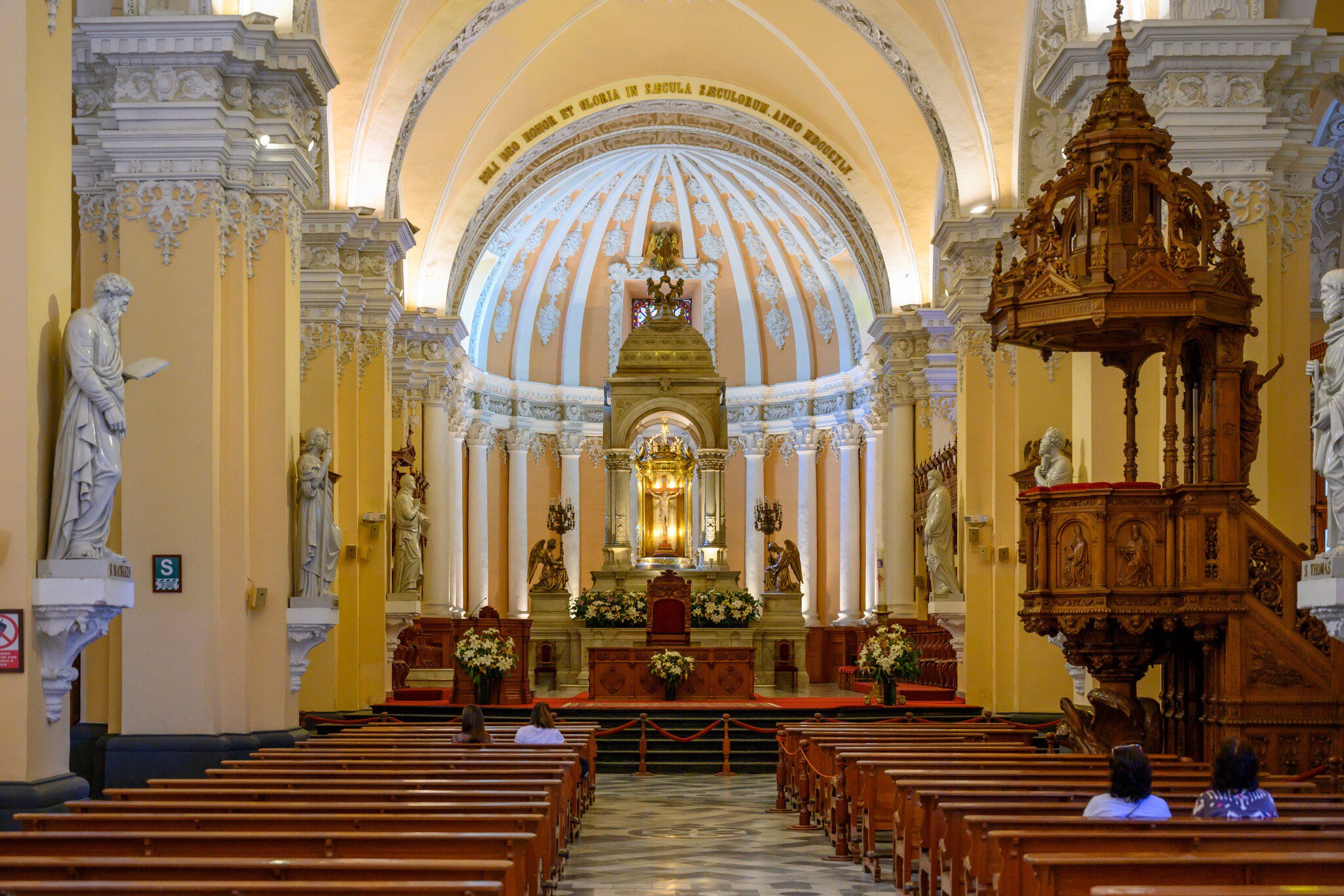 GettyImages-1150625857.jpg
Inside Basilica Cathedral of Arequipa