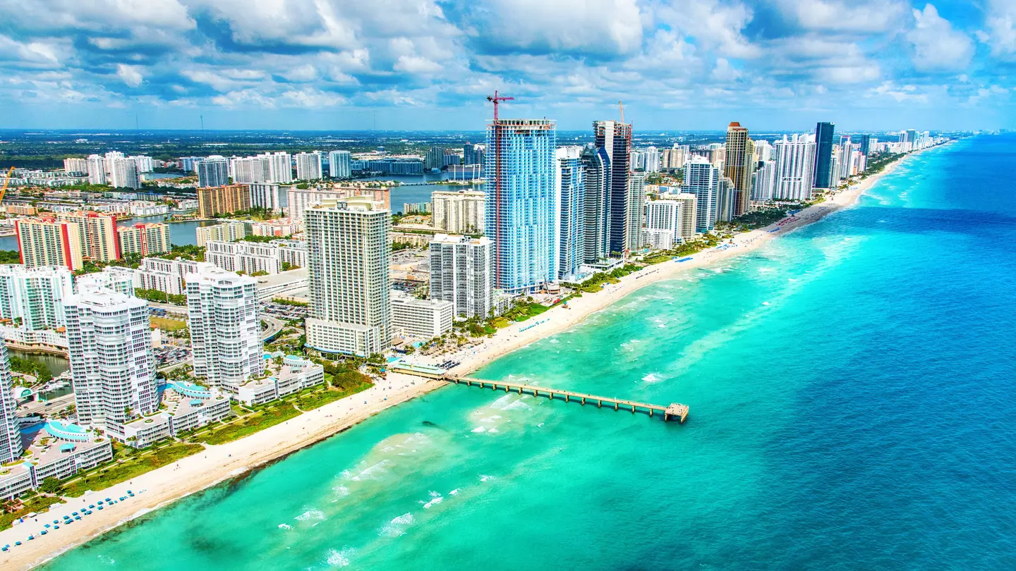 Aerial of hotels along the coast of South Florida © Art Wager / Getty Images