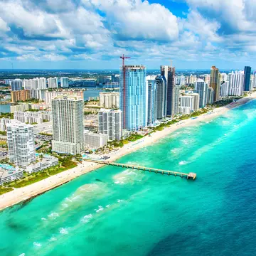 Aerial of hotels along the coast of South Florida © Art Wager / Getty Images