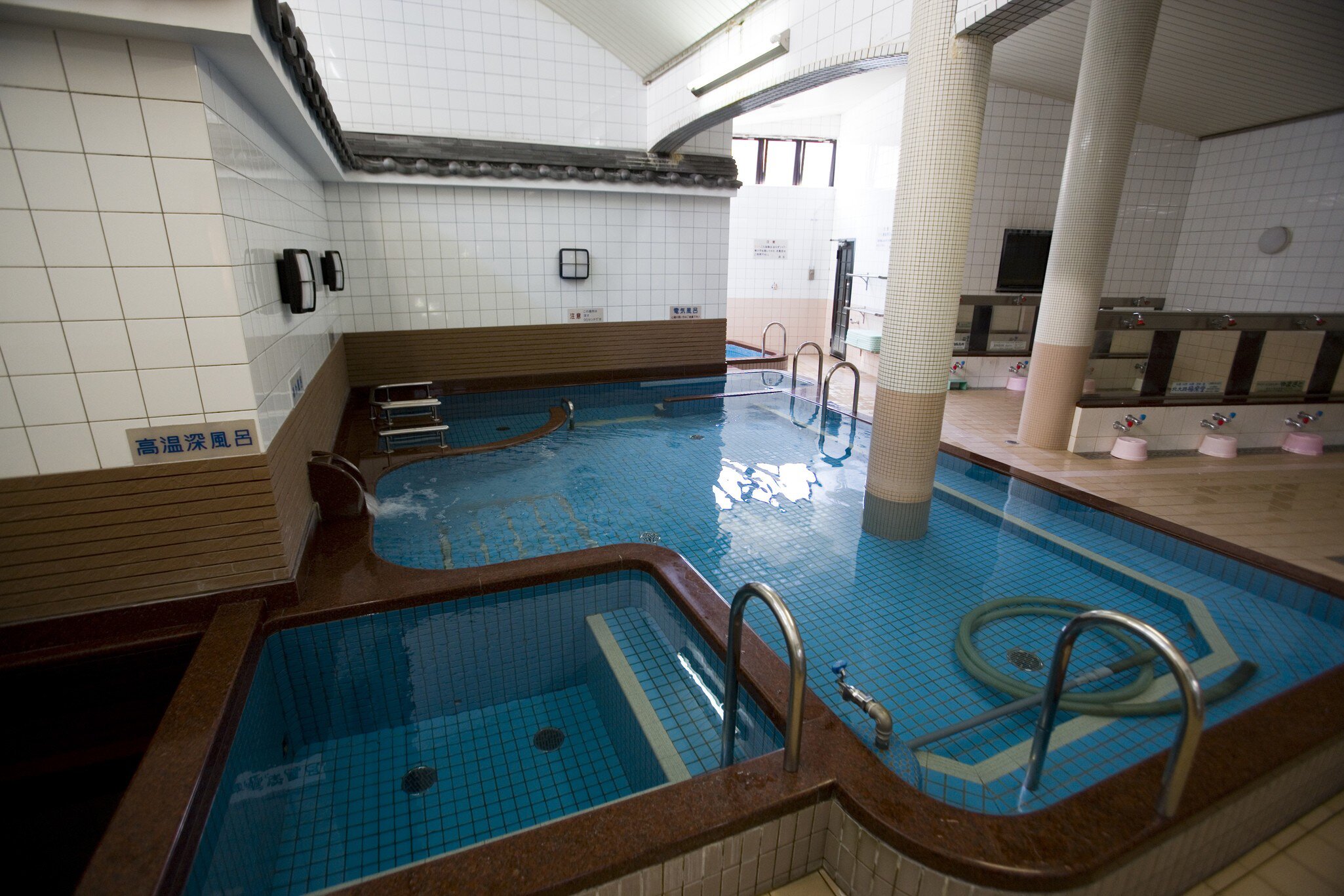 25666-75
Asia, Japan, Kinki, Kyoto, North-East Asia, aqua, famous place, funaoka onsen, high angle view, indoors, local landmark, no people, partition, pillar, pool, poolside, recreational pursuit, swimming pool, tiled, tranquil scene, travel, wall, water
Funaoka Onsen.