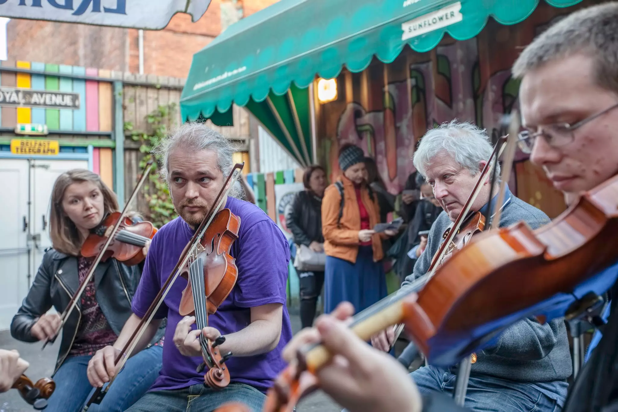 Traditional fiddle players at the Sunflower Public House. CREATISTA/Shutterstock