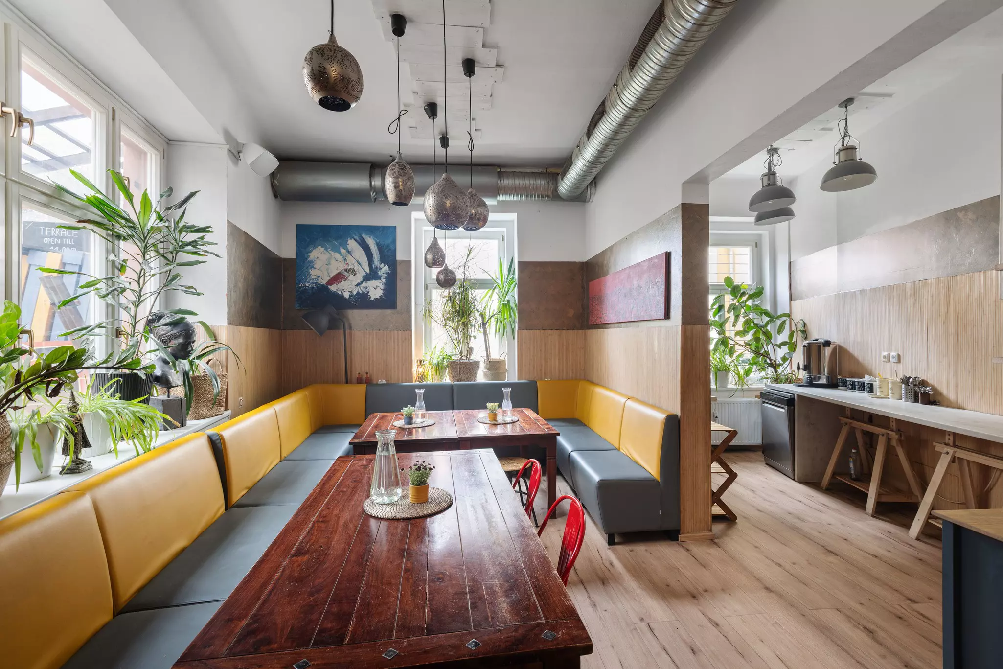 Dining area and kitchen at Hostel ELF in Prague