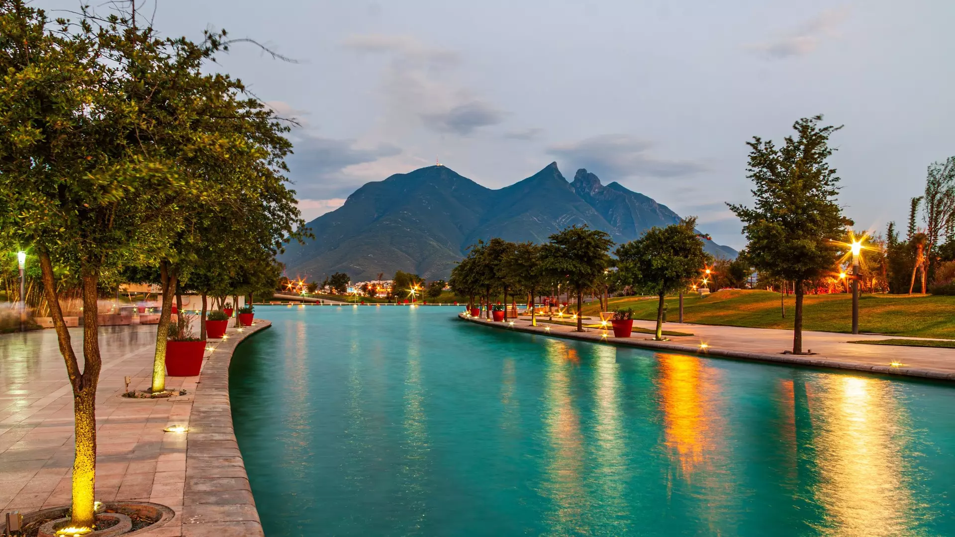 The Santa Lucía Promenade is an iconic man-made canal in Monterrey, Nuevo León, that connects Fundidora Park with the Museum of Mexican History. Measuring 2.5 km in length.