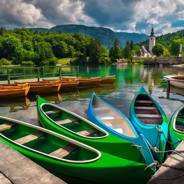 Anchored,Colorful,Canoes,,Kayaks,And,Wooden,Boats,On,The,Lake.