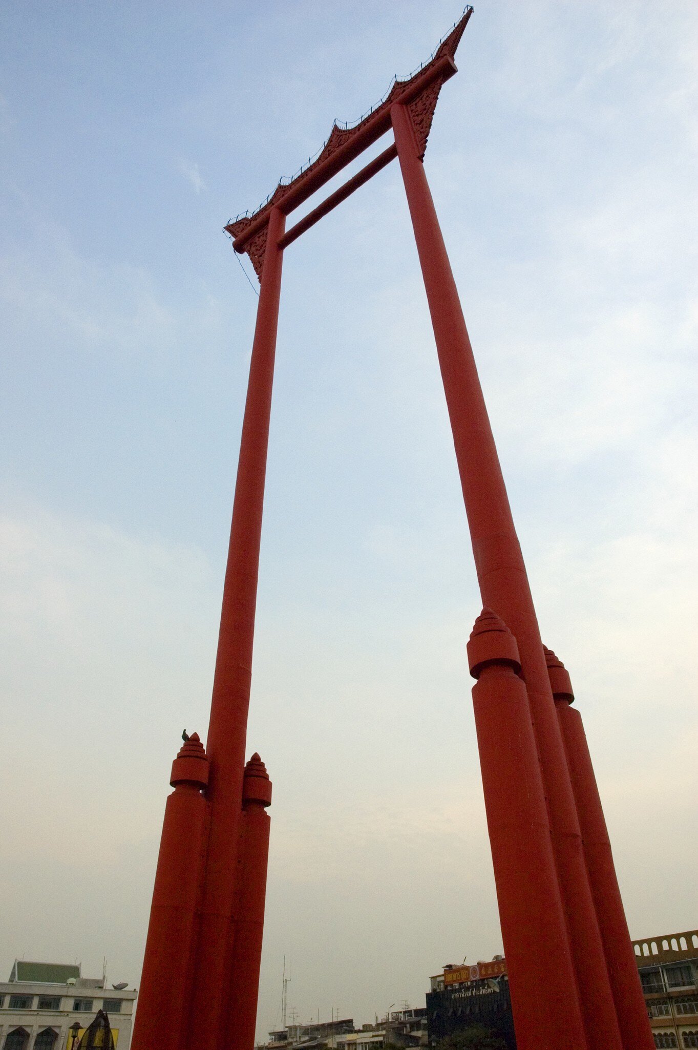23281-50
Asia, Bangkok, South-East Asia, Thailand, arch, architecture, building, colour, culture, day, entrance, historic, low angle view, monument, no people, outdoors, red, single object, sky, structure, symbol, three quarter length
Sao Ching-Cha (Giant Swing) at dusk.