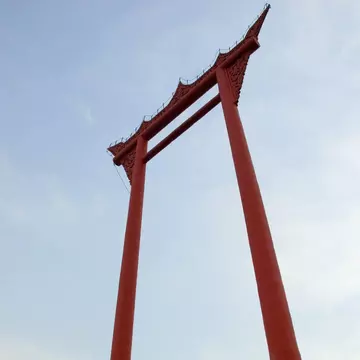 23281-50
Asia, Bangkok, South-East Asia, Thailand, arch, architecture, building, colour, culture, day, entrance, historic, low angle view, monument, no people, outdoors, red, single object, sky, structure, symbol, three quarter length
Sao Ching-Cha (Giant Swing) at dusk.