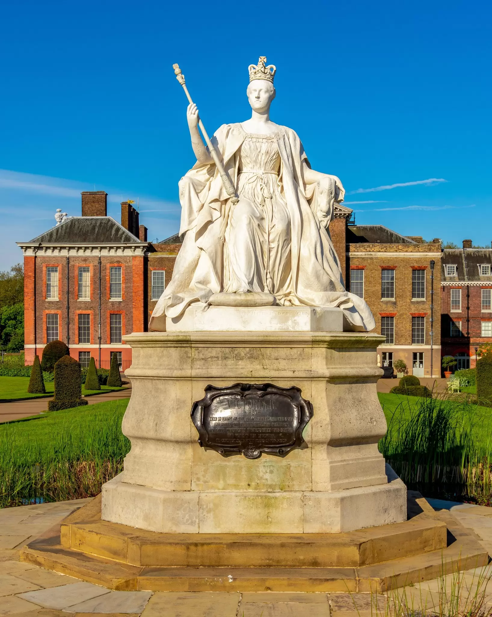 View of the Queen Victoria statue with the Kensington Palace in the background in London, UK.