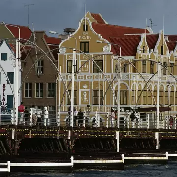 UNSPECIFIED - JANUARY 20: Queen Emma pontoon bridge in St Anne bay at Willemstad (UNESCO World Heritage List, 1997), Curacao Island, Netherlands Antilles. (Photo by DeAgostini/Getty Images)