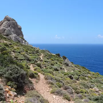 The trail from Elafonisi to Paleochora (Palaiochora). Tupungato/Shutterstock