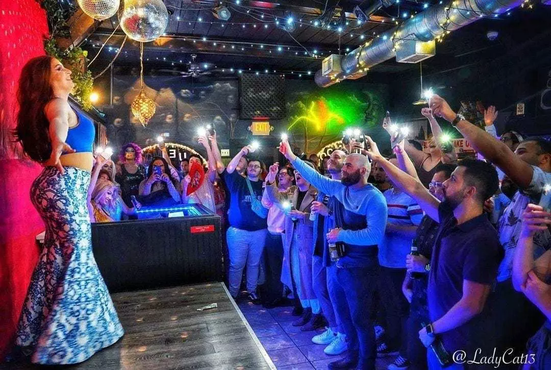 Scarlet Fairweather performs in Pittsburgh, Pennsylvania © Scarlet Fairweather