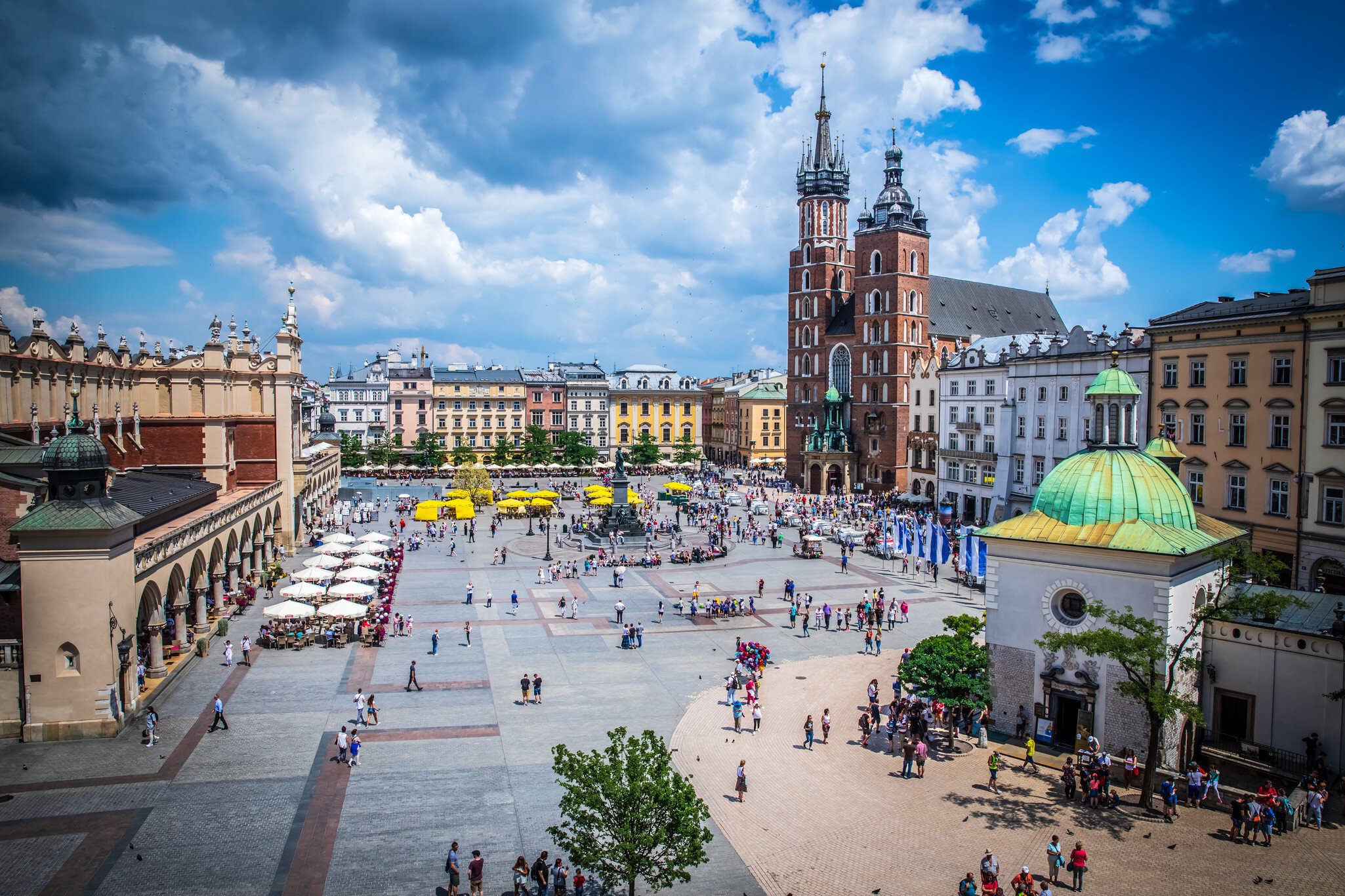 Main Square (Rynek Glowny) with the marketplace (Sukiennice), Adam Mickiewicz Monument (pomnik Adama Mickiewicza), church of Saint Mary (Kosciol Mariacki) and church of Saint Adalbert (Kosciol sw. Wojciecha).