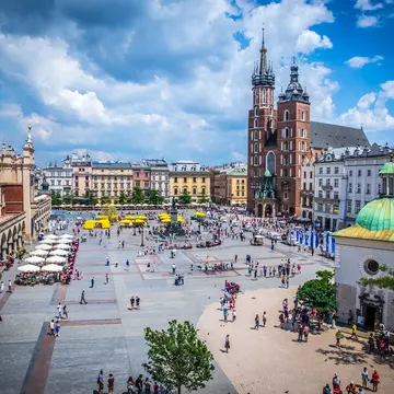 Main Square (Rynek Glowny) with the marketplace (Sukiennice), Adam Mickiewicz Monument (pomnik Adama Mickiewicza), church of Saint Mary (Kosciol Mariacki) and church of Saint Adalbert (Kosciol sw. Wojciecha).