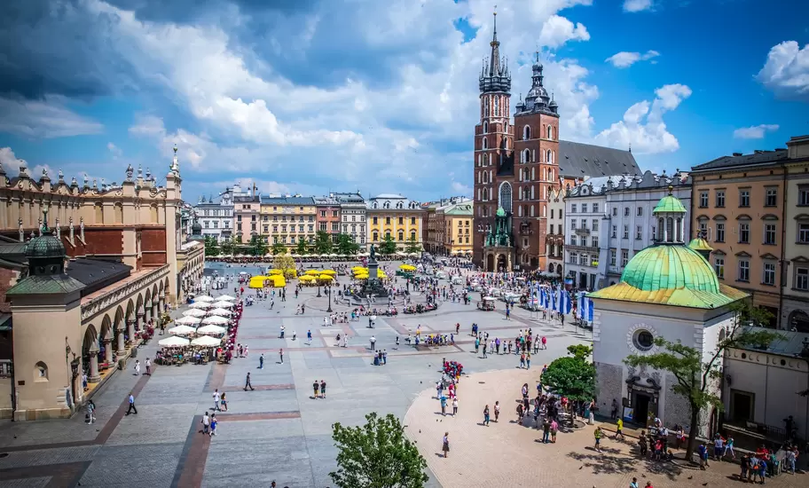Main Square (Rynek Glowny) with the marketplace (Sukiennice), Adam Mickiewicz Monument (pomnik Adama Mickiewicza), church of Saint Mary (Kosciol Mariacki) and church of Saint Adalbert (Kosciol sw. Wojciecha).