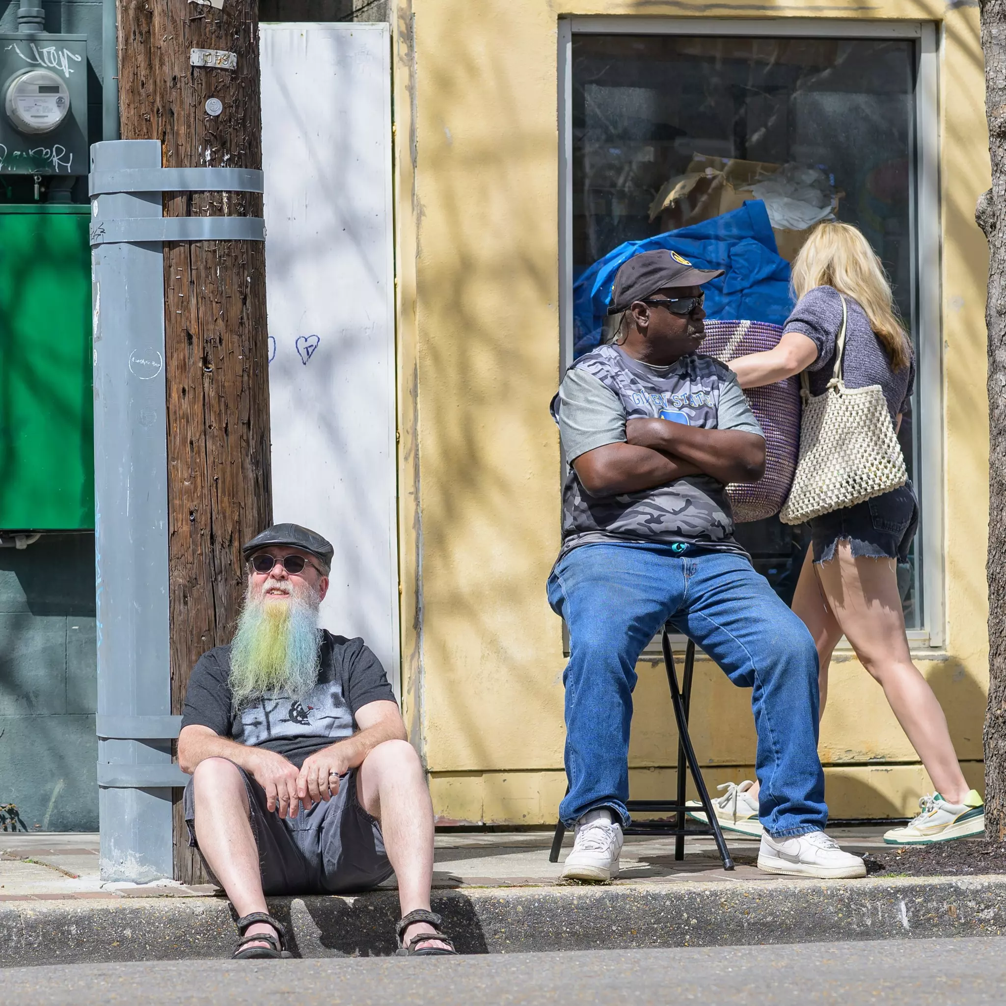 People sit on a curb eating plates of papaya salad © James Pham / Lonely Planet