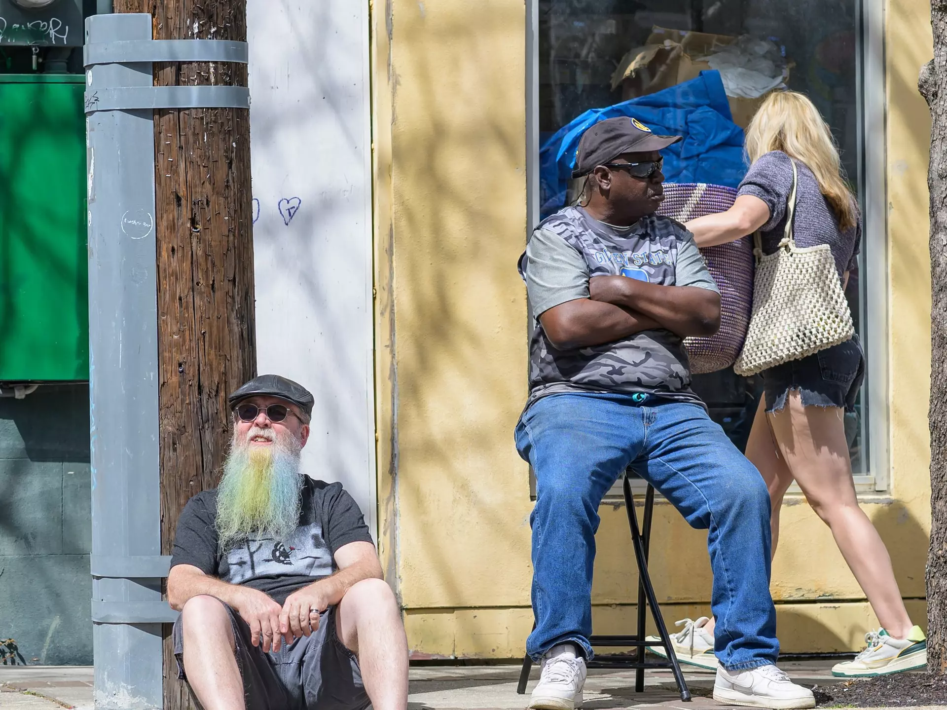 People sit on a curb eating plates of papaya salad © James Pham / Lonely Planet