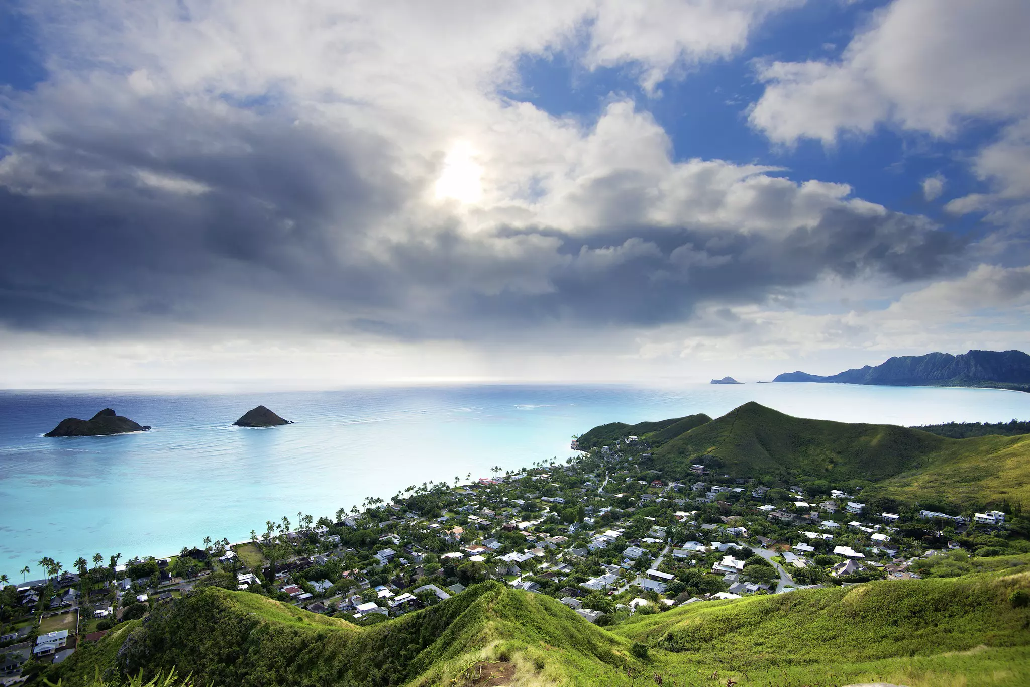 Enjoy views over Lanikai Beach and beyond from the Lanikai Pillbox Trail © Tony Shi Photography / Getty Images