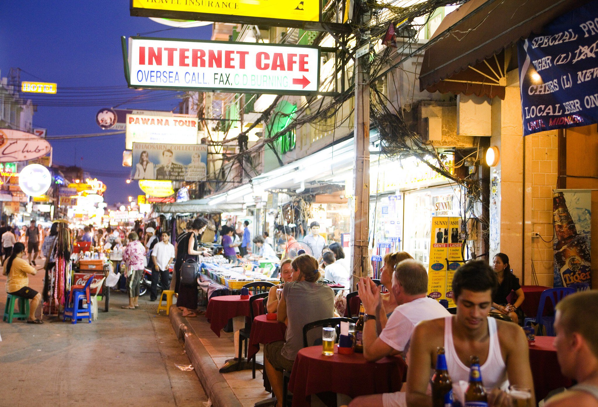 Westerner with Thai girl, Kao San Road, Banglamphu.