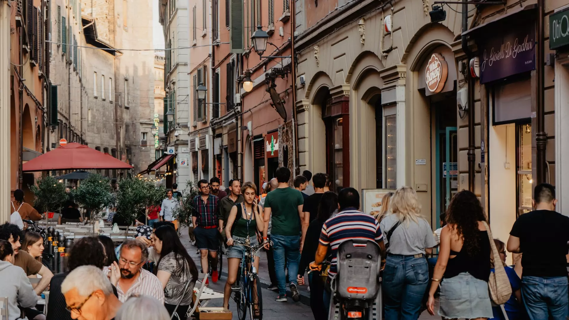 Bologna - Italien. 18. May 2022: View of Tourists and Locals dining and walking in the Heart of Bologna's old city