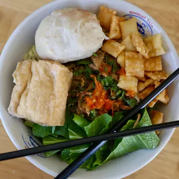 Bali is home to great dishes like bakso (pictured at Bakso Rudi), a build-your-own soup that works just as well for breakfast as it does for lunch or dinner. Ian Neubauer for Lonely Planet