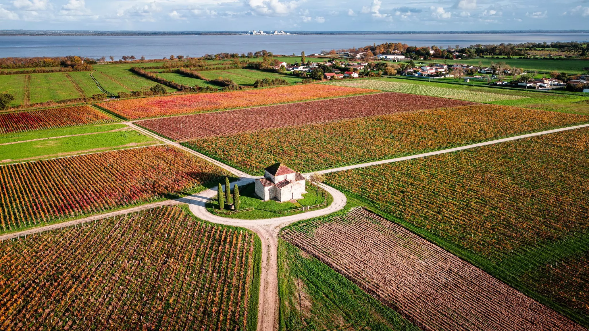 Medoc Landscape, Fishing cabins and wineries