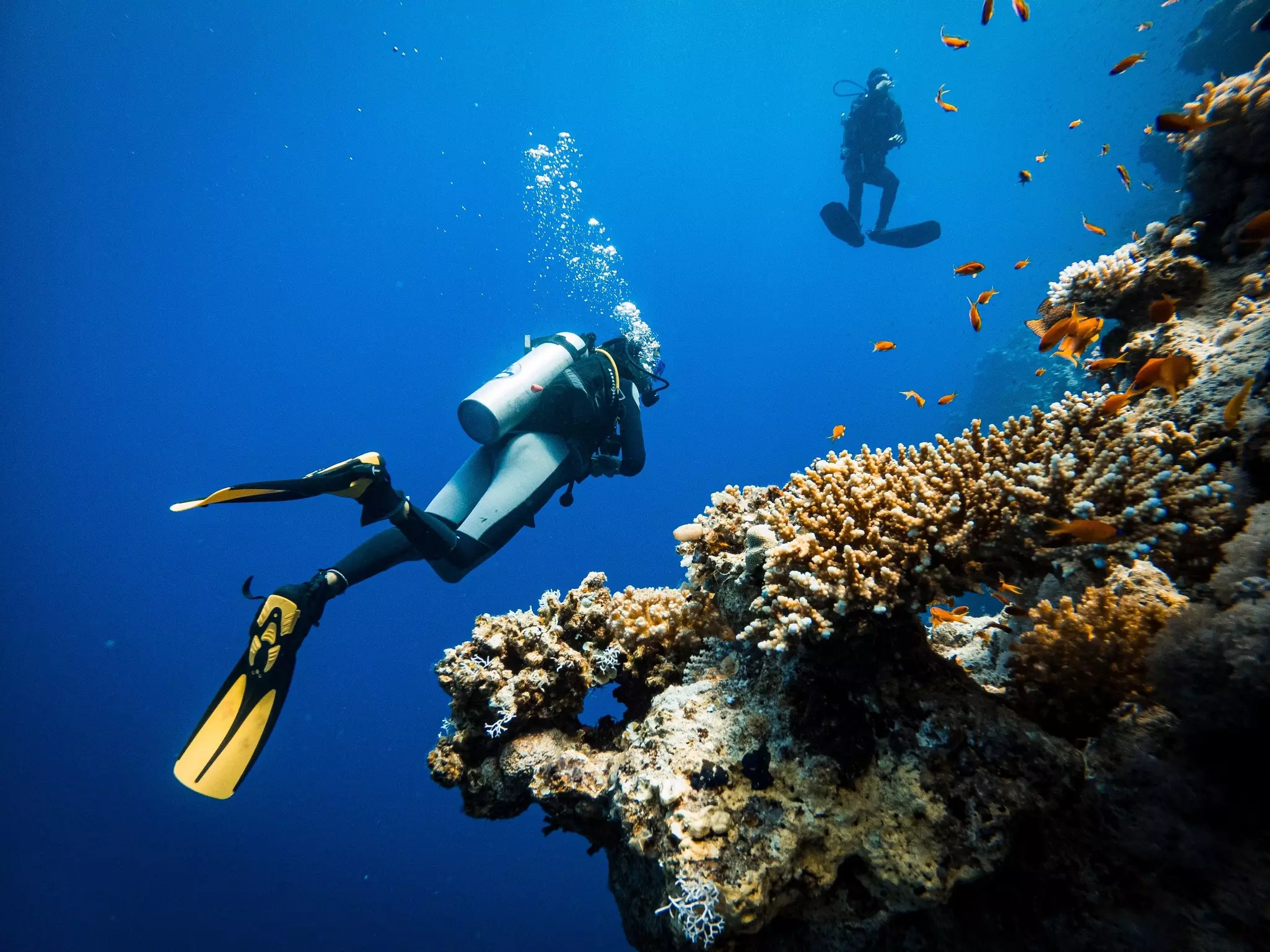 Scuba divers on the rim of the Blue Hole in Dahab, Sinai Peninsula, Egypt.