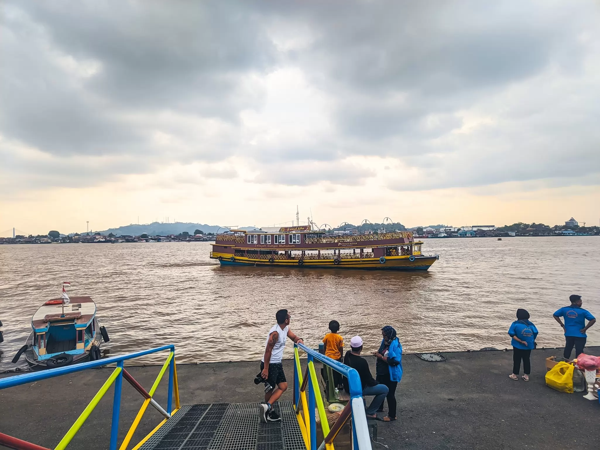 A kapal biasa ferry. Mr.ardi/Shutterstock