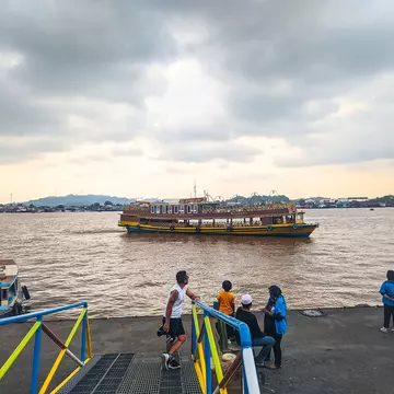 A kapal biasa ferry. Mr.ardi/Shutterstock