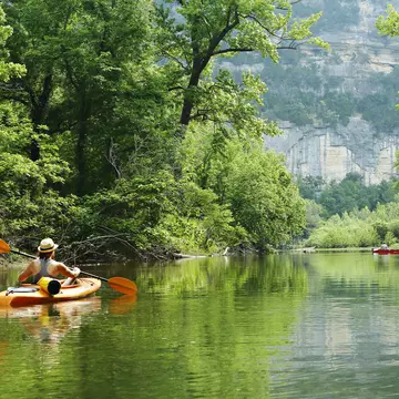 Kayakers and canoers on the Buffalo National River in Arkansas © Wesley Hitt / Getty Images