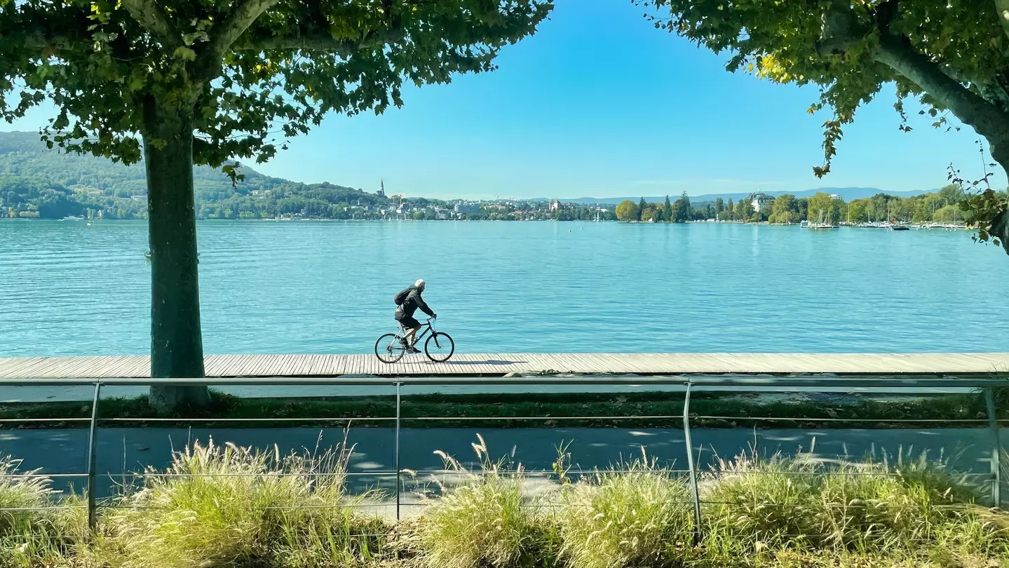 Be inspired to plan your own cycle trip around Lake Annecy with this how-to guide © oliverdelahaye / Shutterstock