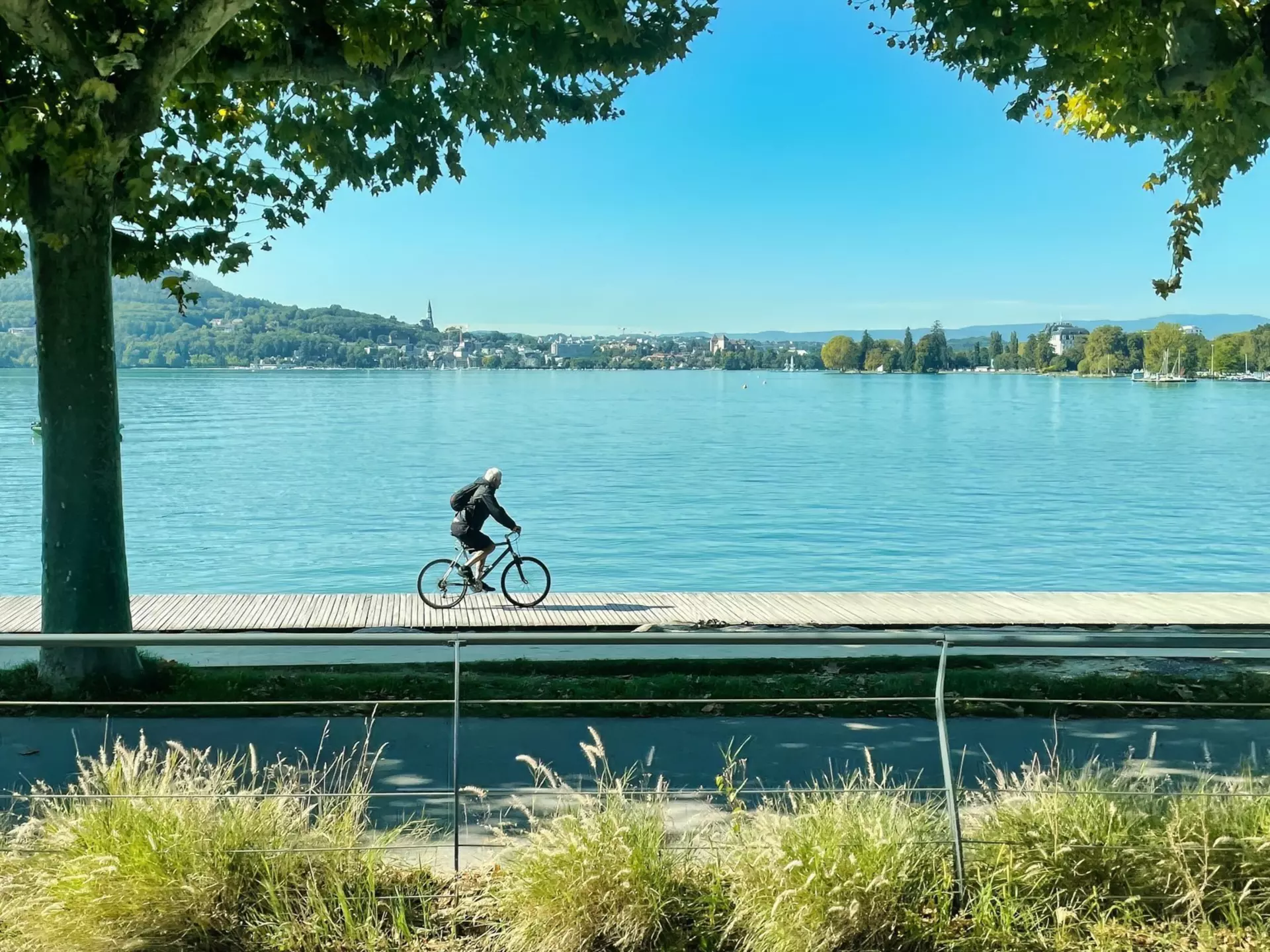Be inspired to plan your own cycle trip around Lake Annecy with this how-to guide © oliverdelahaye / Shutterstock
